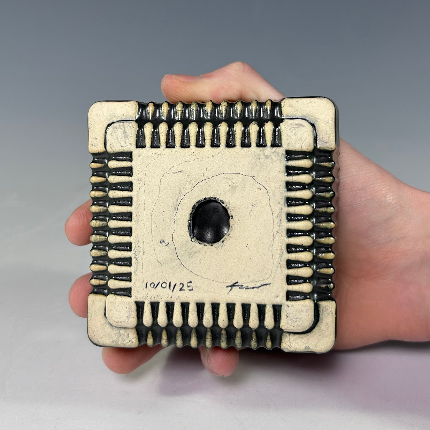 BLACK METAL SCHMUTZ-TRAY