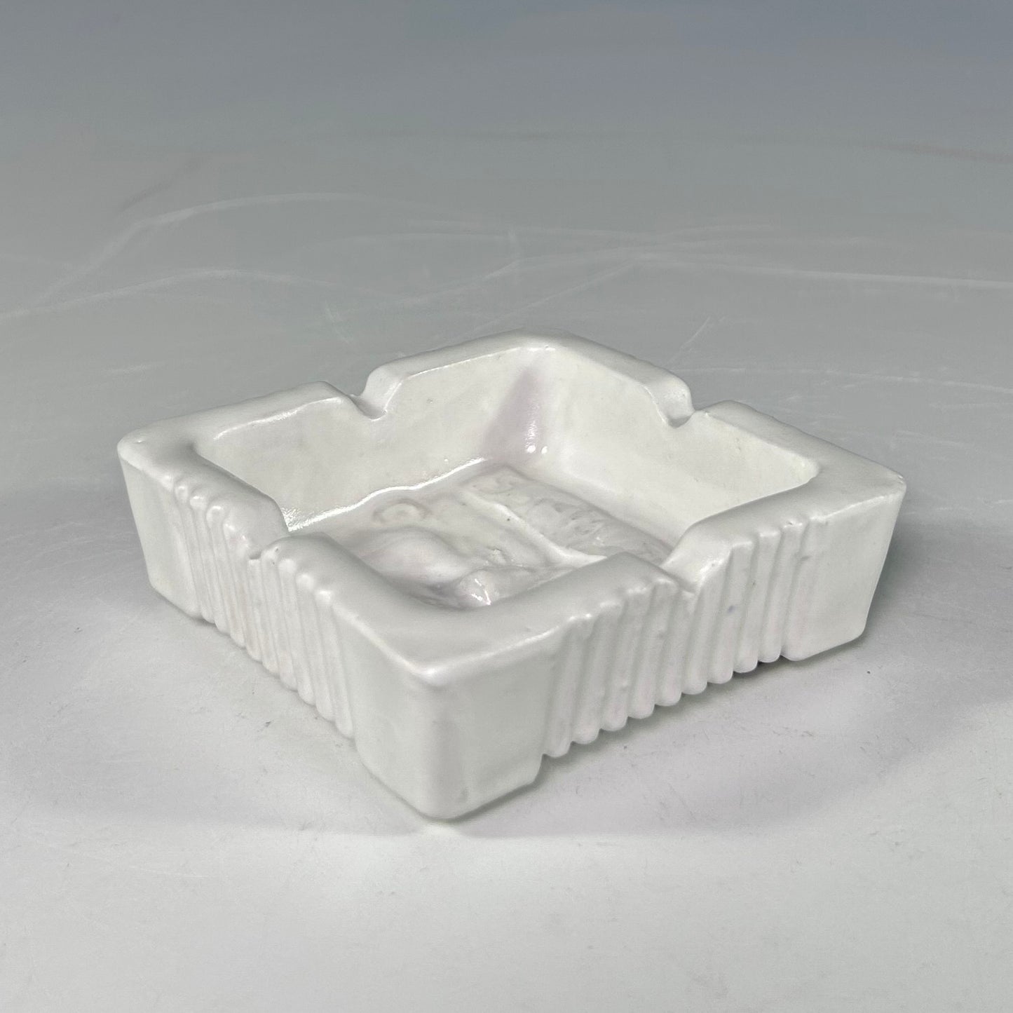 WHITE SCHMUTZ-TRAY